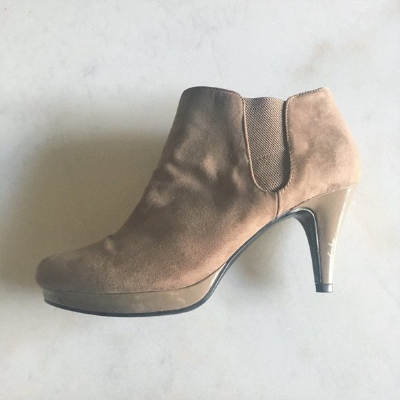 NWOT! New Bandolino Miku suede look tan ankle boot / heeled bootie (size 8) - Picture 7 of 13